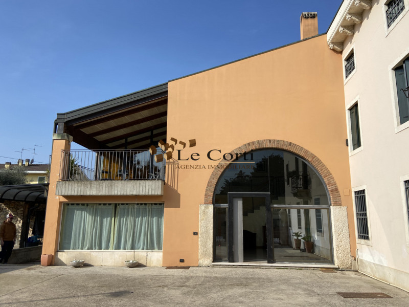 Situata nel prestigioso comune di Lonigo, nella zona centrale del paese, questa elegante e spazio...