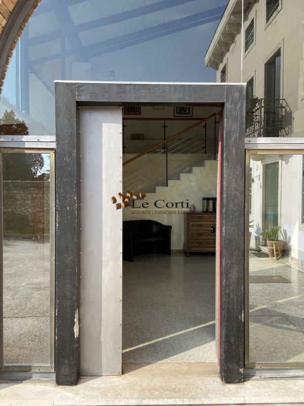 Situata nel prestigioso comune di Lonigo, nella zona centrale del paese, questa elegante e spazio...