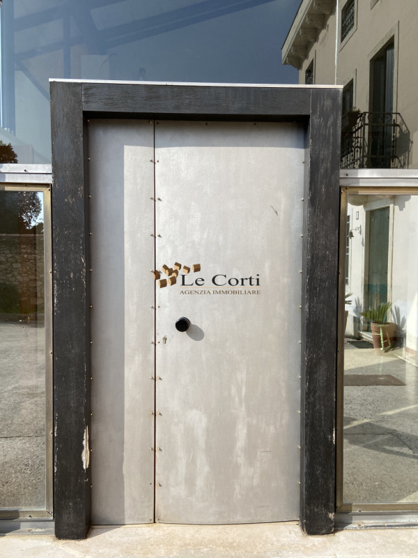 Situata nel prestigioso comune di Lonigo, nella zona centrale del paese, questa elegante e spazio...