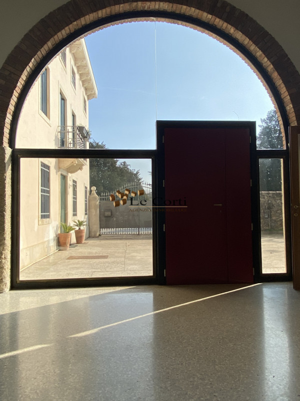 Situata nel prestigioso comune di Lonigo, nella zona centrale del paese, questa elegante e spazio...