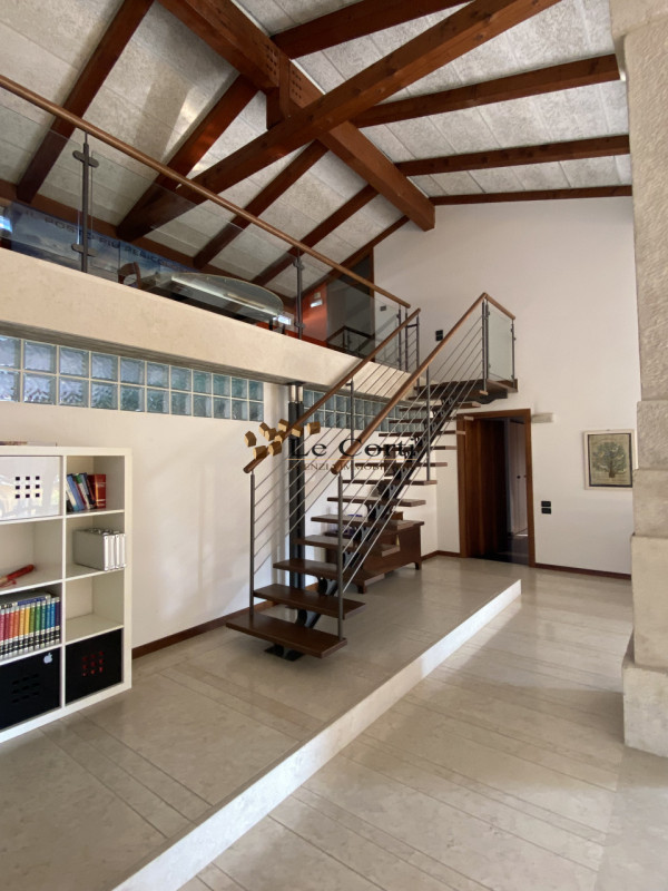 Situata nel prestigioso comune di Lonigo, nella zona centrale del paese, questa elegante e spazio...