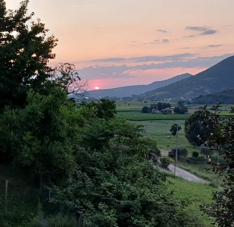Proponiamo in Vendita in Esclusiva, questa proprietà composta da un fabbricato rurale e una casa ...