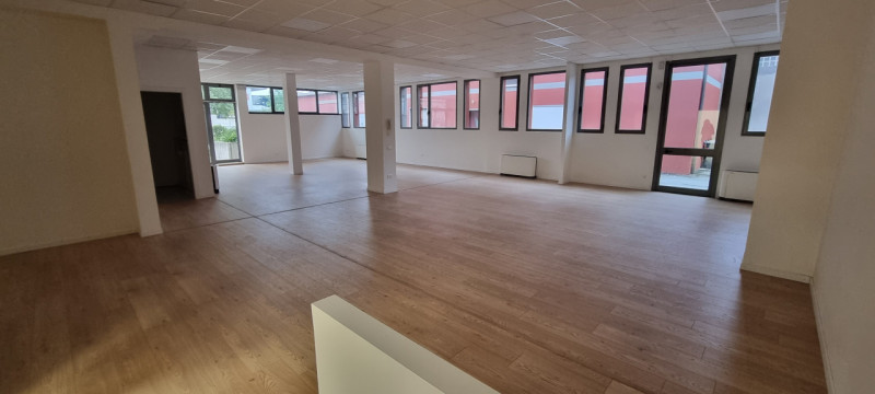 Padova: Z.I. Proponiamo in locazione negozio/ufficio di ca 180 mq. Questa proprietà è ideale per ...