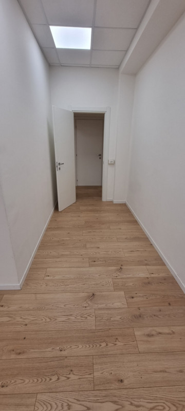 Padova: Z.I. Proponiamo in locazione negozio/ufficio di ca 180 mq. Questa proprietà è ideale per ...