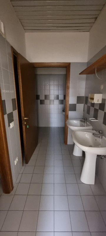 Padova: Z.I. Proponiamo in locazione negozio/ufficio di ca 180 mq. Questa proprietà è ideale per ...