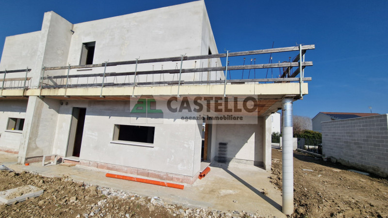 Campodarsego centro comoda ai servizi spaziosa porzione di bifamiliare con giardino privato. Rif....