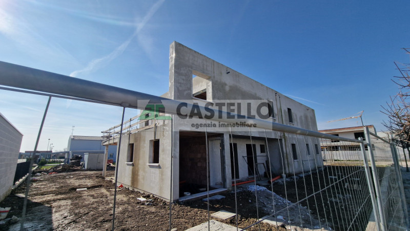 Campodarsego centro comoda ai servizi spaziosa porzione di bifamiliare con giardino privato. Rif....