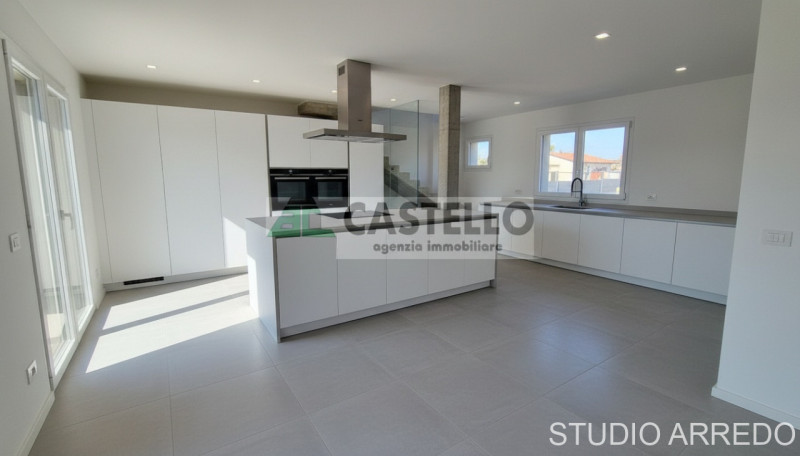 Campodarsego centro comoda ai servizi spaziosa porzione di bifamiliare con giardino privato. Rif....