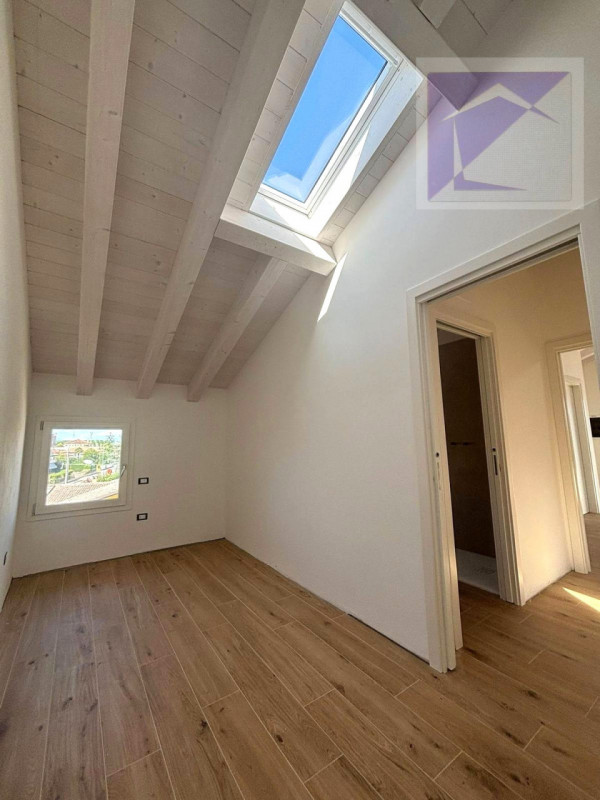 Loreggia, in frazione Loreggiola, in un esclusivo contesto di sole tre unità abitative, proponiam...