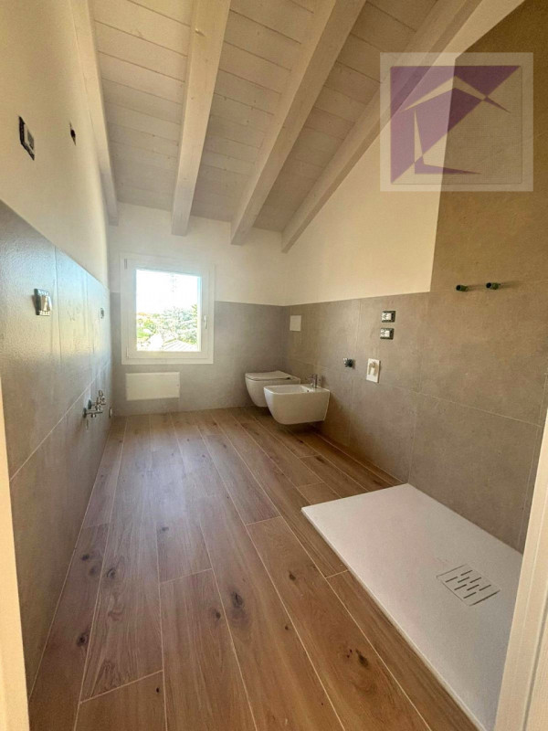 Loreggia, in frazione Loreggiola, in un esclusivo contesto di sole tre unità abitative, proponiam...