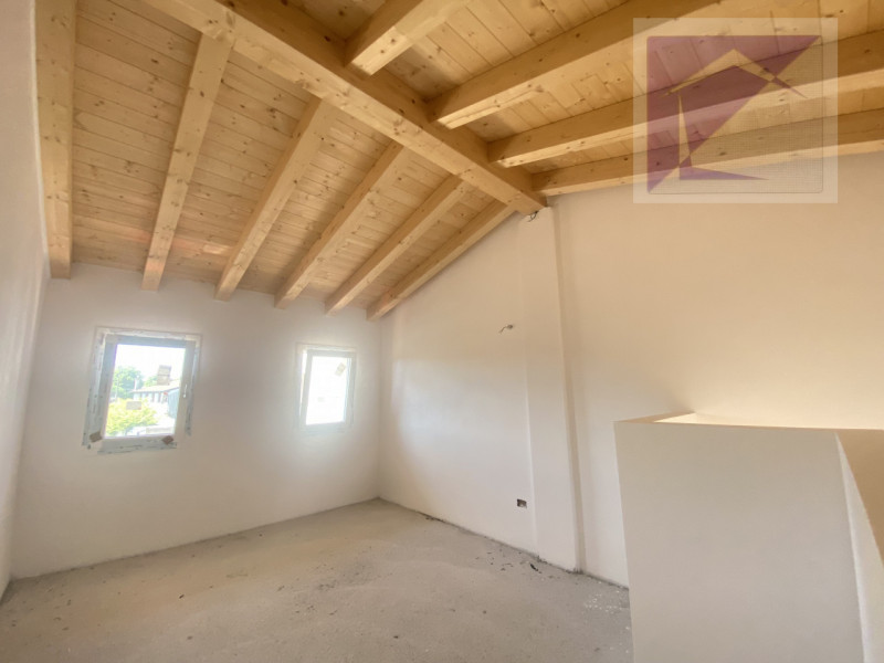 Loreggia, in frazione Loreggiola, in un esclusivo contesto di sole tre unità abitative, proponiam...