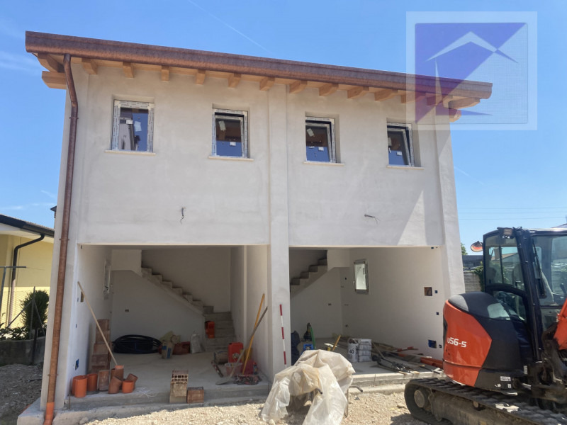 Loreggia, in frazione Loreggiola, in un esclusivo contesto di sole tre unità abitative, proponiam...