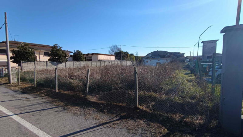 Piazzola sul Brenta: in pieno centro, comodissimo a tutti i servizi, lotto edificabile residenzia...