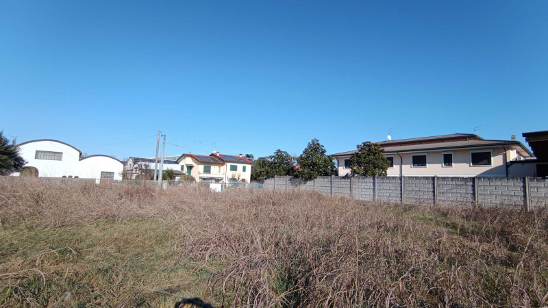 Piazzola sul Brenta: in pieno centro, comodissimo a tutti i servizi, lotto edificabile residenzia...