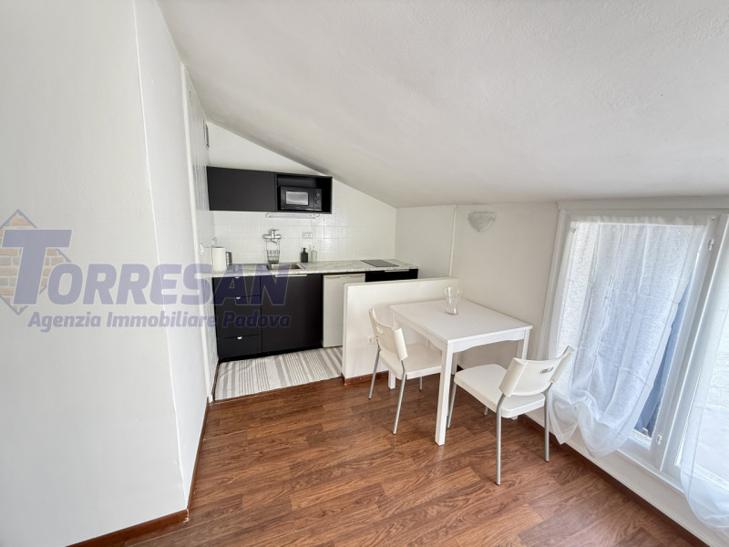 PORTELLO: laterale di via Belzoni, quinto e ultimo piano con ascensore che ferma al quarto piano ...