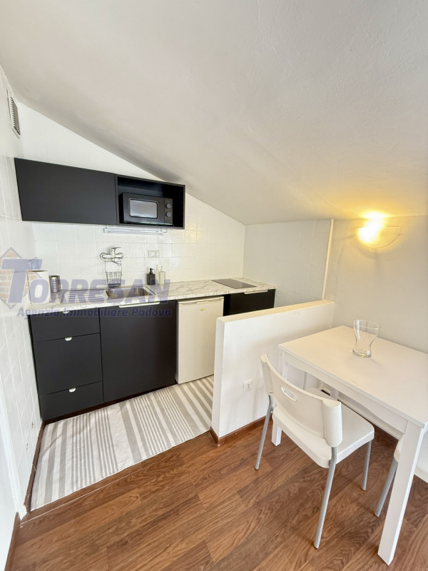 PORTELLO: laterale di via Belzoni, quinto e ultimo piano con ascensore che ferma al quarto piano ...