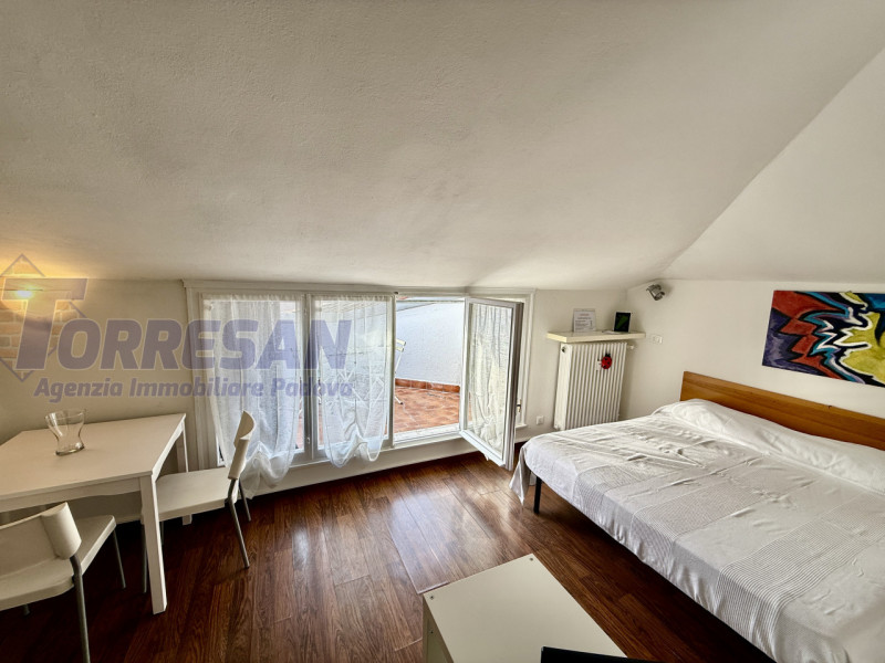 PORTELLO: laterale di via Belzoni, quinto e ultimo piano con ascensore che ferma al quarto piano ...