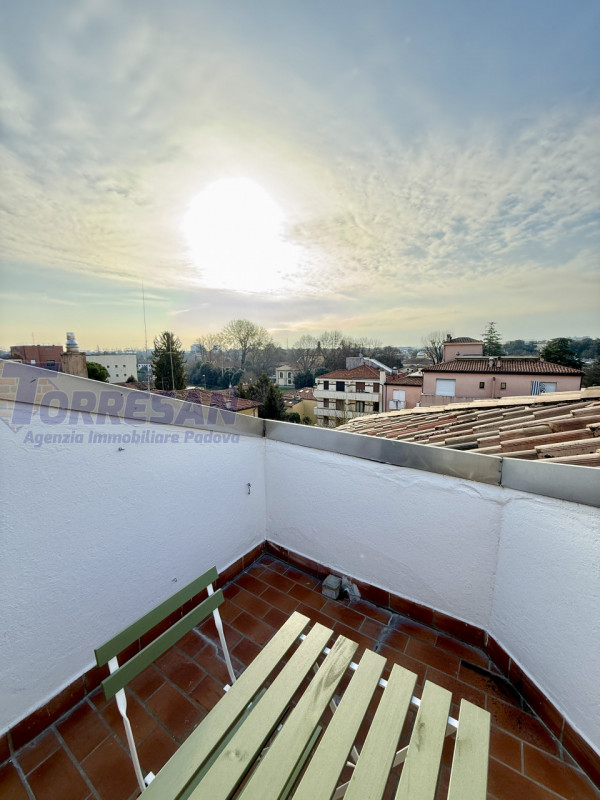 PORTELLO: laterale di via Belzoni, quinto e ultimo piano con ascensore che ferma al quarto piano ...