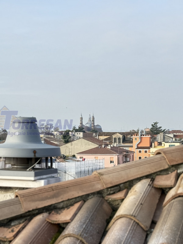 PORTELLO: laterale di via Belzoni, quinto e ultimo piano con ascensore che ferma al quarto piano ...