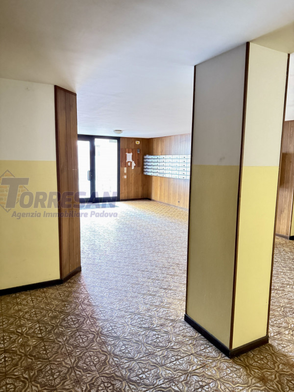 PORTELLO: laterale di via Belzoni, quinto e ultimo piano con ascensore che ferma al quarto piano ...