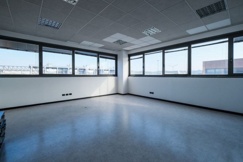 Proponiamo in vendita un ampio spazio di 190 mq situato al primo piano di un complesso direzional...