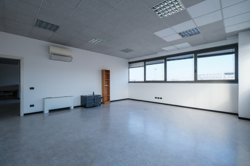 Proponiamo in vendita un ampio spazio di 190 mq situato al primo piano di un complesso direzional...