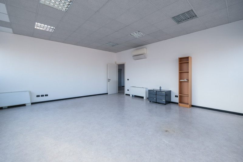 Proponiamo in vendita un ampio spazio di 190 mq situato al primo piano di un complesso direzional...