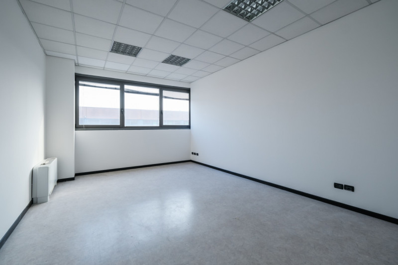 Proponiamo in vendita un ampio spazio di 190 mq situato al primo piano di un complesso direzional...