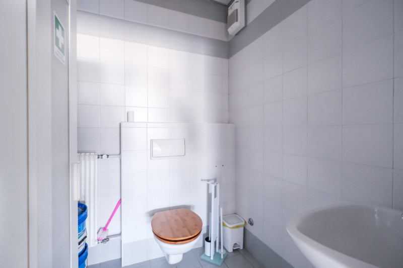 Proponiamo in vendita un ampio spazio di 190 mq situato al primo piano di un complesso direzional...