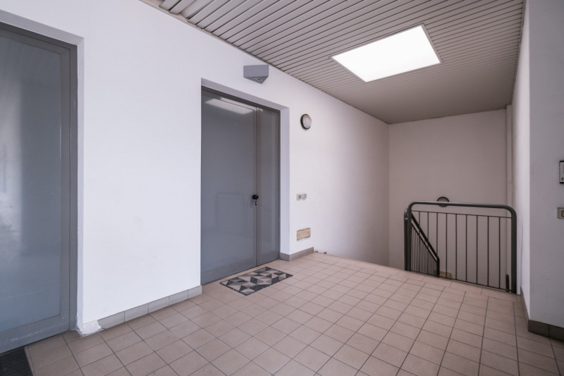 Proponiamo in vendita un ampio spazio di 190 mq situato al primo piano di un complesso direzional...