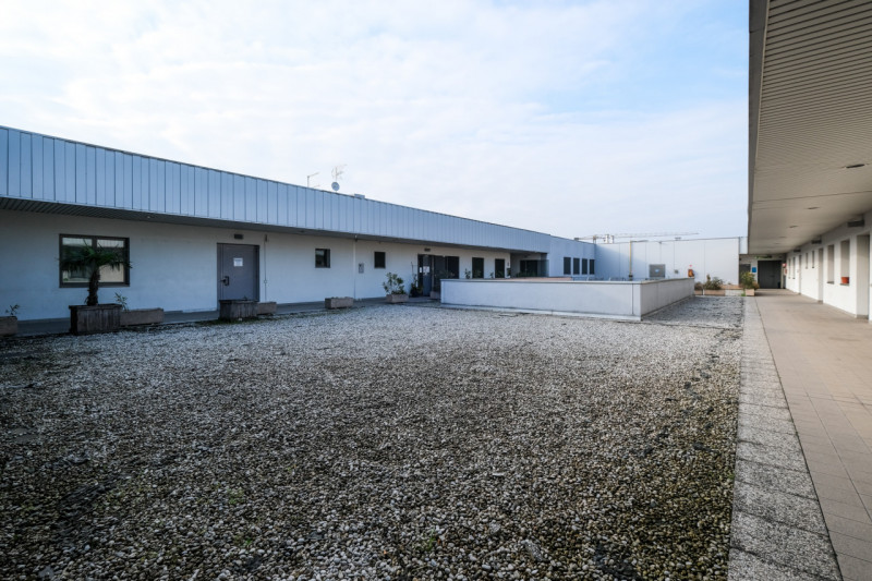 Proponiamo in vendita un ampio spazio di 190 mq situato al primo piano di un complesso direzional...