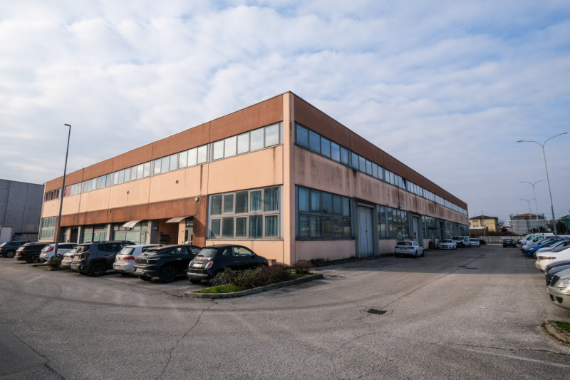 Proponiamo in vendita un ampio spazio di 190 mq situato al primo piano di un complesso direzional...