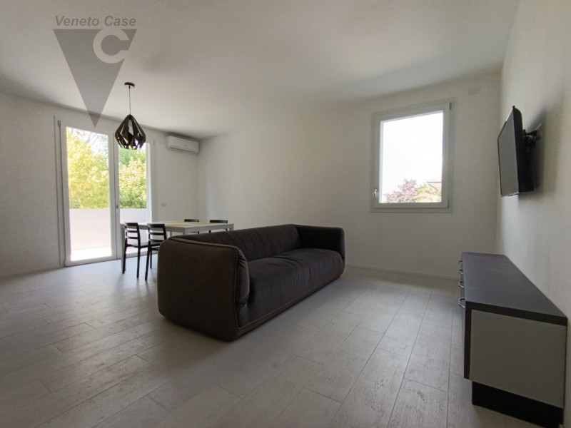 Si affitta intero appartamento di grandi dimensioni per studenti su condominio di sole 4 unità co...