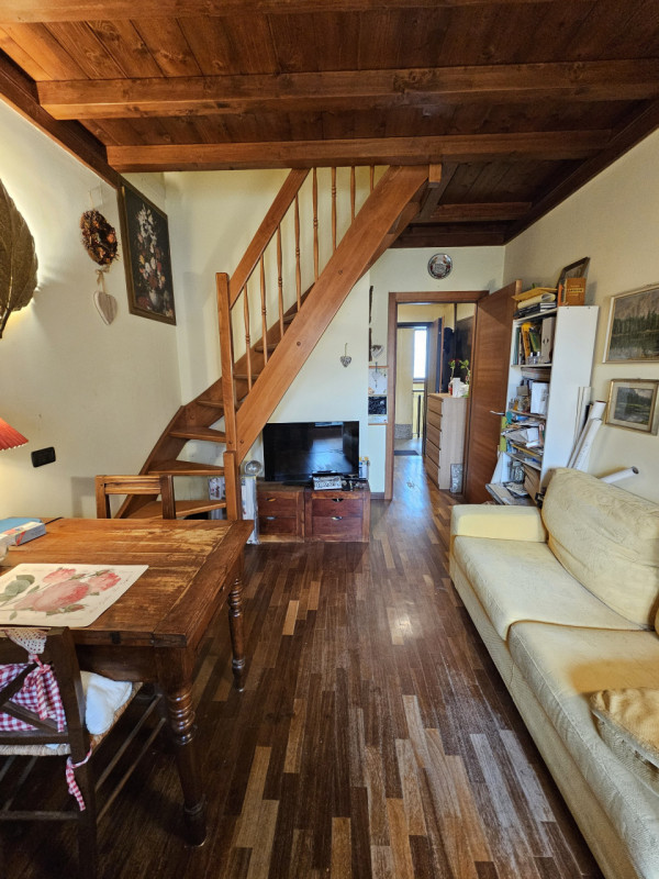 Scopri un'opportunità imperdibile nel cuore di Vernante con questo esclusivo appartamento all'ult...