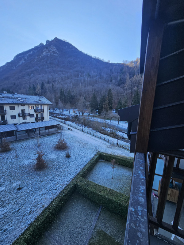 Scopri un'opportunità imperdibile nel cuore di Vernante con questo esclusivo appartamento all'ult...