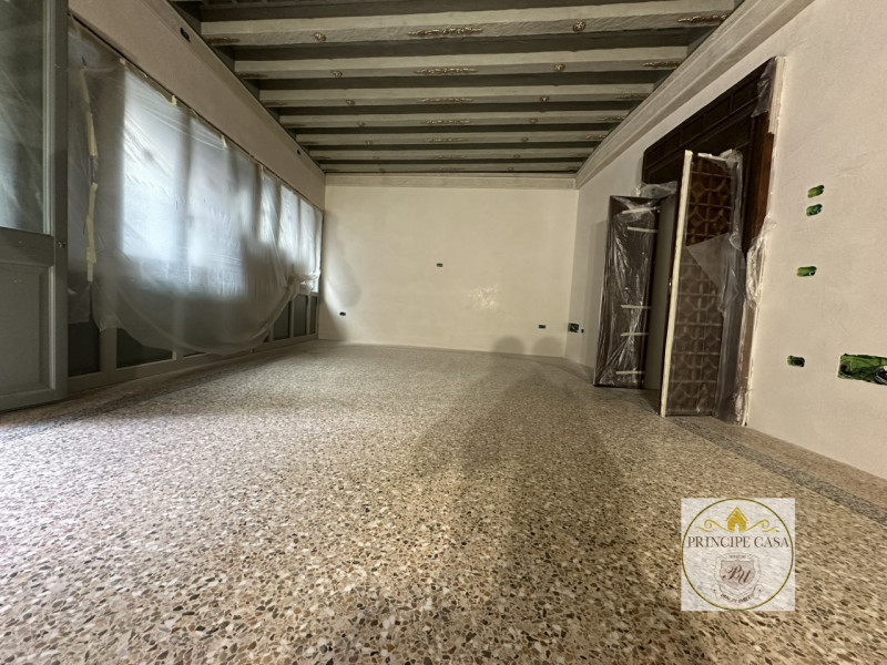 In posizione straordinaria, immediate vicinanze Ponte di Rialto e Piazza San Marco, proponiamo sp...