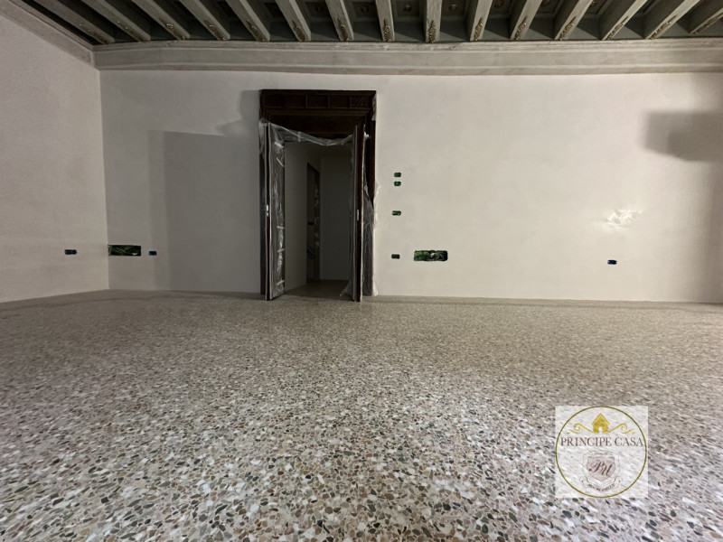 In posizione straordinaria, immediate vicinanze Ponte di Rialto e Piazza San Marco, proponiamo sp...