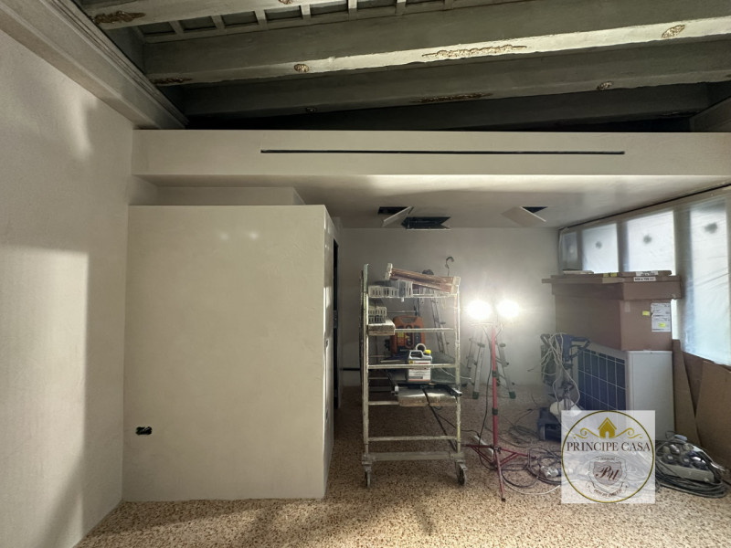 In posizione straordinaria, immediate vicinanze Ponte di Rialto e Piazza San Marco, proponiamo sp...