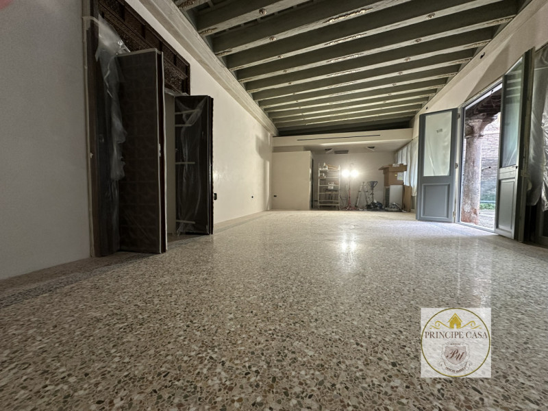 In posizione straordinaria, immediate vicinanze Ponte di Rialto e Piazza San Marco, proponiamo sp...