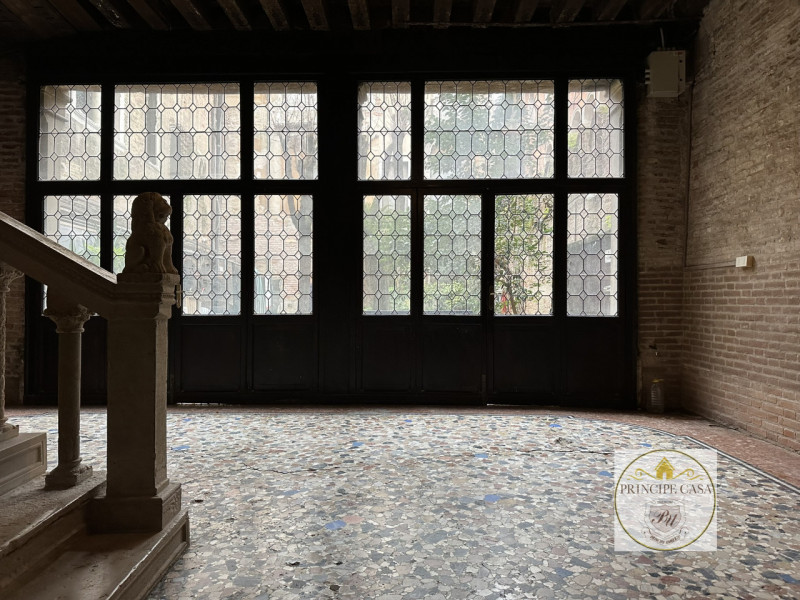 In posizione straordinaria, immediate vicinanze Ponte di Rialto e Piazza San Marco, proponiamo sp...