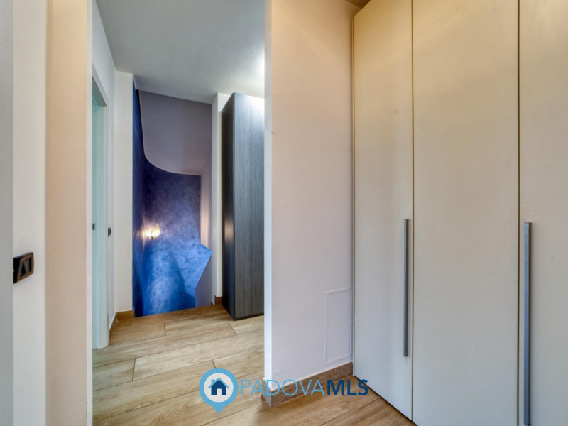 Immobile in esclusiva al Gruppo Padova MLS
PERAROLO DI VIGONZA Signorile VILLA SINGOLA immersa ne...