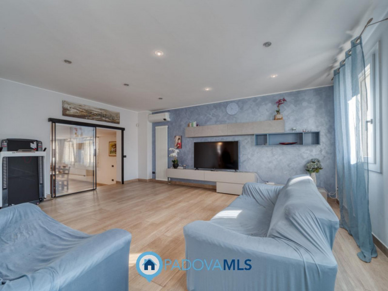 Immobile in esclusiva al Gruppo Padova MLS
PERAROLO DI VIGONZA Signorile VILLA SINGOLA immersa ne...
