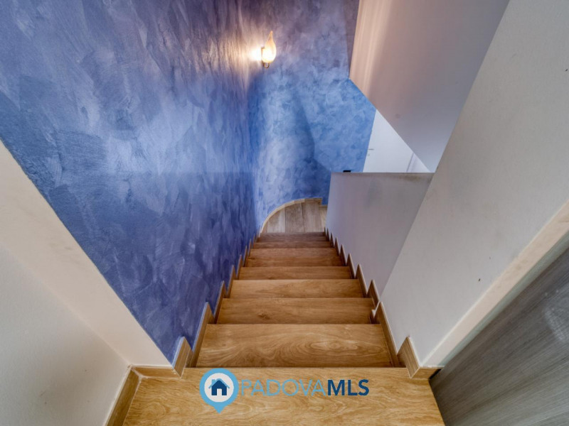 Immobile in esclusiva al Gruppo Padova MLS
PERAROLO DI VIGONZA Signorile VILLA SINGOLA immersa ne...