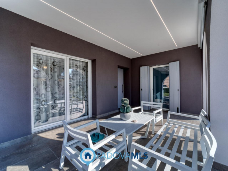 Immobile in esclusiva al Gruppo Padova MLS
PERAROLO DI VIGONZA Signorile VILLA SINGOLA immersa ne...