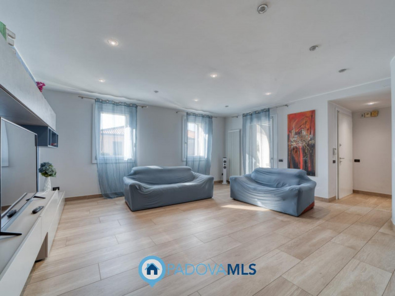 Immobile in esclusiva al Gruppo Padova MLS
PERAROLO DI VIGONZA Signorile VILLA SINGOLA immersa ne...