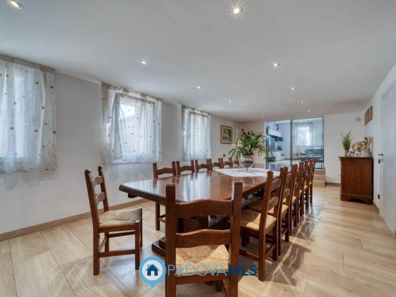 Immobile in esclusiva al Gruppo Padova MLS
PERAROLO DI VIGONZA Signorile VILLA SINGOLA immersa ne...