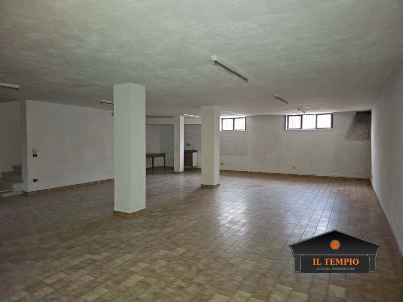 ISOLA VICENTINA – SPAZIO COMMERCIALE AD ALTA VISIBILITÀ IN VENDITA!
 Zona centrale, fronte strada...