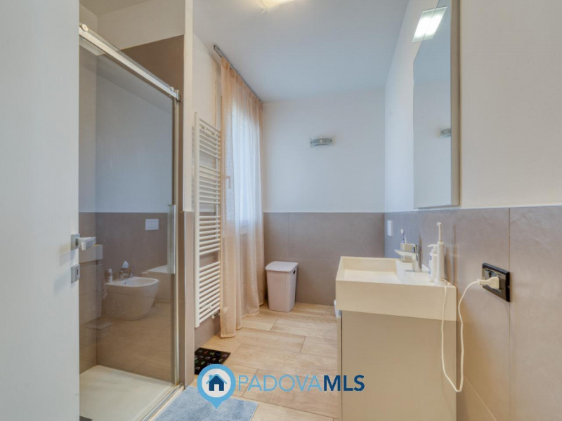 Immobile in esclusiva al Gruppo Padova MLS

PERAROLO DI VIGONZA Signorile VILLA SINGOLA immersa n...