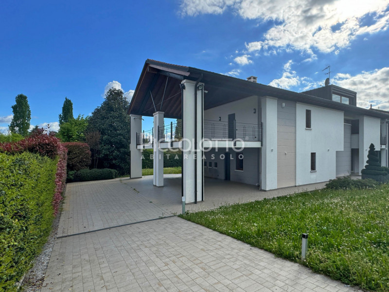 Rif. V5236 - Splendida villa in vendita a Montebelluna, situata in posizione privilegiata a Rive ...