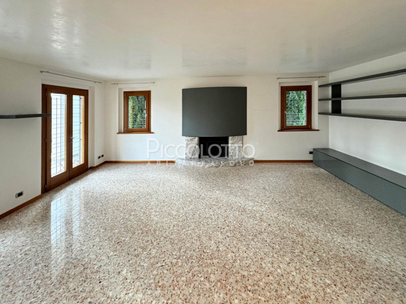 Rif. V5236 - Splendida villa in vendita a Montebelluna, situata in posizione privilegiata a Rive ...